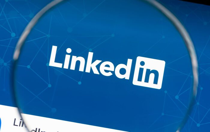 LinkedIn aprimora sua pesquisa e adiciona postagens sugeridas